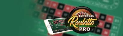 Pengguna melakukan verifikasi data penarikan dengan perangkat mobile untuk keamanan